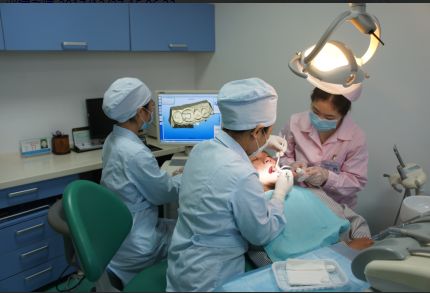 西南医科大学附属口腔医院口腔特诊科元旦全新升级 推出牙科专家一对一服务与眼科诊疗协同发展